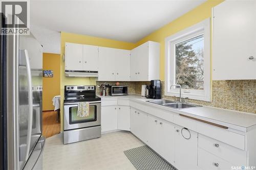 334 Q Avenue N, Saskatoon, SK - Indoor Photo Showing Kitchen With Double Sink
