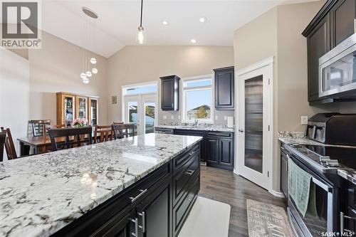 207 Bentley Court, Saskatoon, SK - Indoor Photo Showing Kitchen With Upgraded Kitchen