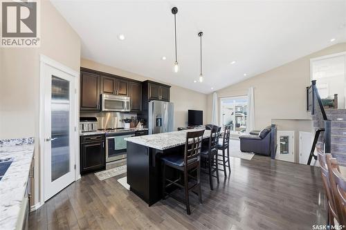 207 Bentley Court, Saskatoon, SK - Indoor Photo Showing Kitchen With Stainless Steel Kitchen With Upgraded Kitchen