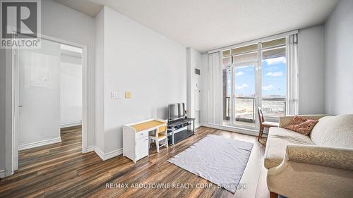 1609 - 388 Prince Of Wales Drive, Mississauga, ON - Indoor Photo Showing Living Room