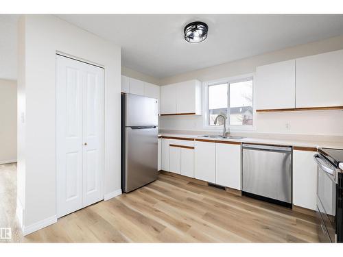 5914 162A Av Nw, Edmonton, AB - Indoor Photo Showing Kitchen