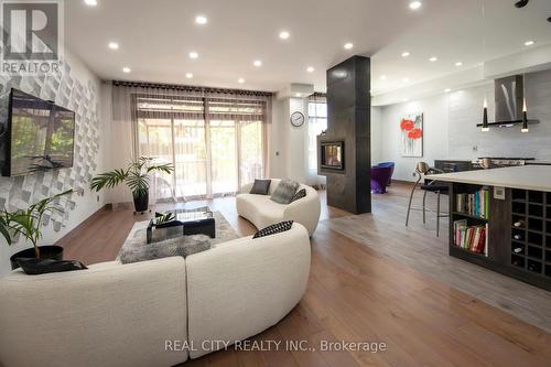 662 Byngmount Avenue, Mississauga, ON - Indoor Photo Showing Living Room