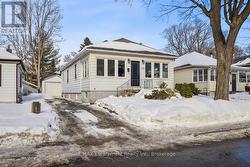 135 DEANE AVENUE  Oakville (Co Central), ON L6K 1N2