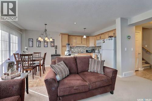 15 3101 Tregarva Drive E, Regina, SK - Indoor Photo Showing Living Room