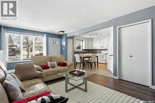 850 Samuels Crescent N, Regina, SK - Indoor Photo Showing Living Room