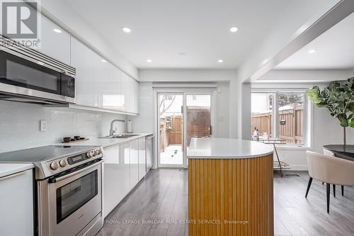 1351 Tobyn Drive, Burlington, ON - Indoor Photo Showing Kitchen With Upgraded Kitchen