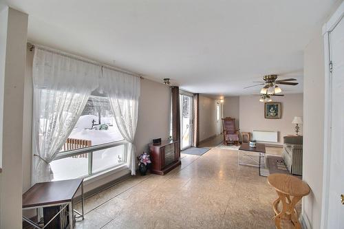 Salon - 32 Av. De La Plage, Barraute, QC - Indoor