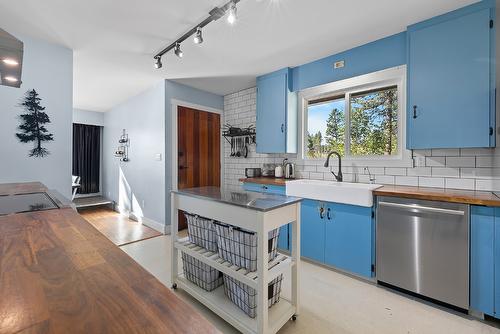 7502 Highway 95A, Kimberley, BC - Indoor Photo Showing Kitchen