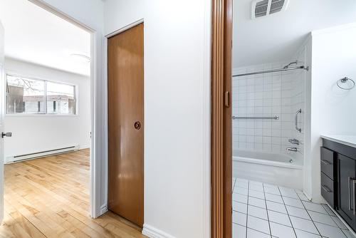 Corridor - 5-405 Rue Lamarre, Longueuil (Le Vieux-Longueuil), QC - Indoor Photo Showing Bathroom