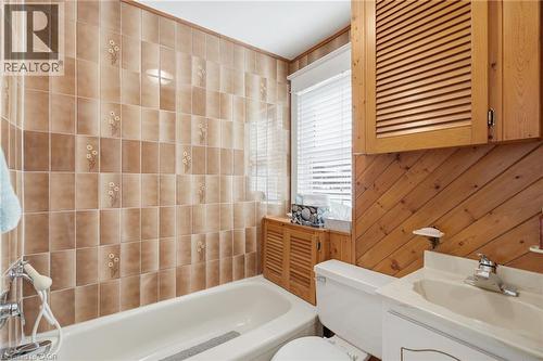 134 Balsam Avenue N, Hamilton, ON - Indoor Photo Showing Bathroom