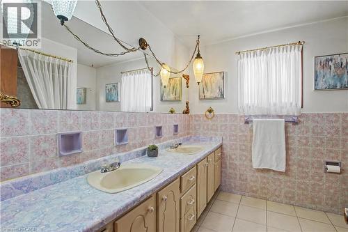 18 Ridley Drive, Hamilton, ON - Indoor Photo Showing Bathroom