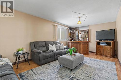 18 Ridley Drive, Hamilton, ON - Indoor Photo Showing Living Room