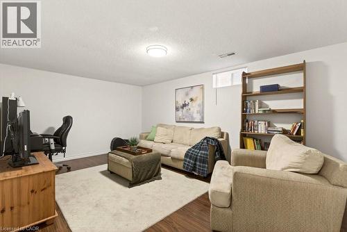 82 San Remo Drive, Hamilton, ON - Indoor Photo Showing Living Room