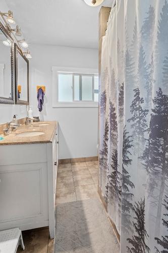 4421 3A Highway, Wynndel, BC - Indoor Photo Showing Bathroom