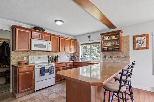 4421 3A Highway, Wynndel, BC - Indoor Photo Showing Kitchen