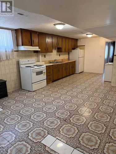 7242 Sills Road, Mississauga, ON - Indoor Photo Showing Kitchen