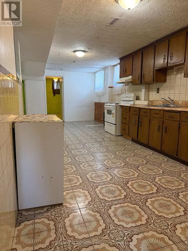 7242 Sills Road, Mississauga, ON - Indoor Photo Showing Kitchen With Double Sink