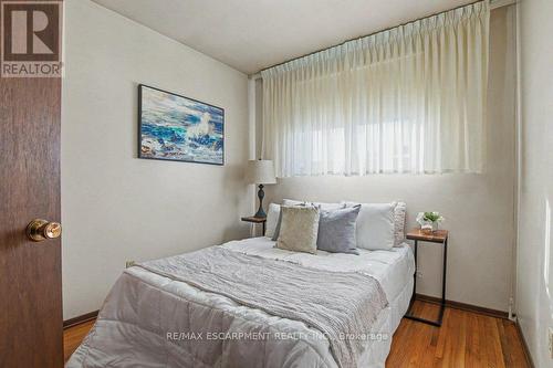 18 Ridley Drive, Hamilton, ON - Indoor Photo Showing Bedroom