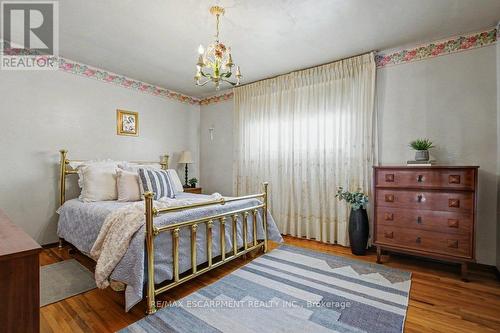 18 Ridley Drive, Hamilton, ON - Indoor Photo Showing Bedroom
