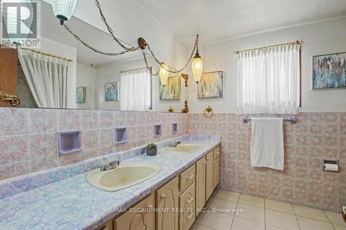 18 Ridley Drive, Hamilton, ON - Indoor Photo Showing Bathroom