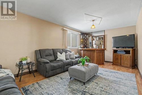 18 Ridley Drive, Hamilton, ON - Indoor Photo Showing Living Room
