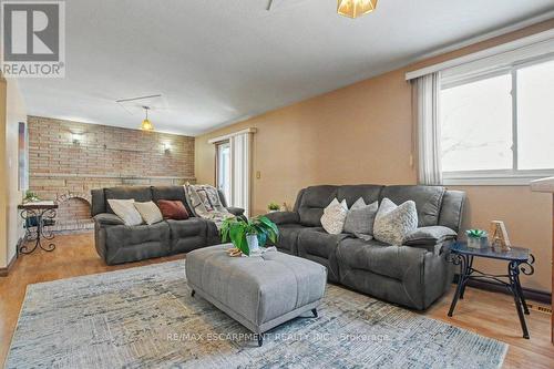18 Ridley Drive, Hamilton, ON - Indoor Photo Showing Living Room