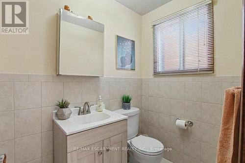18 Ridley Drive, Hamilton, ON - Indoor Photo Showing Bathroom