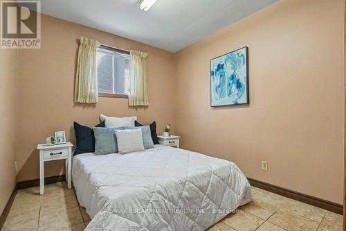 18 Ridley Drive, Hamilton, ON - Indoor Photo Showing Bedroom