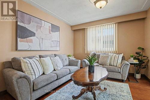 18 Ridley Drive, Hamilton, ON - Indoor Photo Showing Living Room
