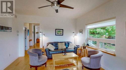 600417 Sideroad 50, Chatsworth, ON - Indoor Photo Showing Living Room