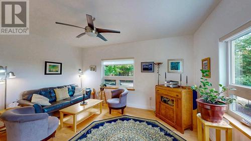 600417 Sideroad 50, Chatsworth, ON - Indoor Photo Showing Living Room
