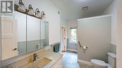 600417 Sideroad 50, Chatsworth, ON - Indoor Photo Showing Bathroom