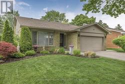 82 FAIRWAY DRIVE  Aurora, ON L4G 2H4