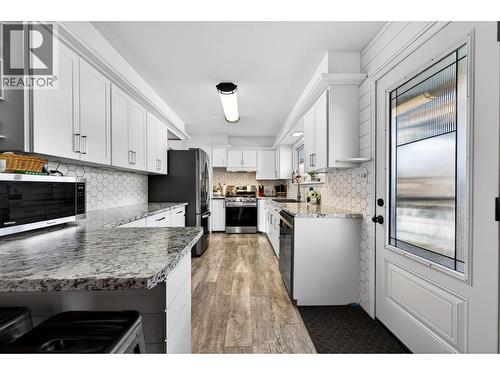 1886 Valleyview Drive, Kamloops, BC - Indoor Photo Showing Kitchen With Upgraded Kitchen