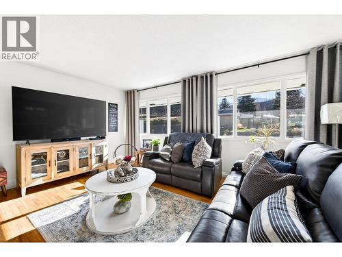 1886 Valleyview Drive, Kamloops, BC - Indoor Photo Showing Living Room