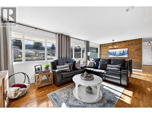 1886 Valleyview Drive, Kamloops, BC - Indoor Photo Showing Living Room