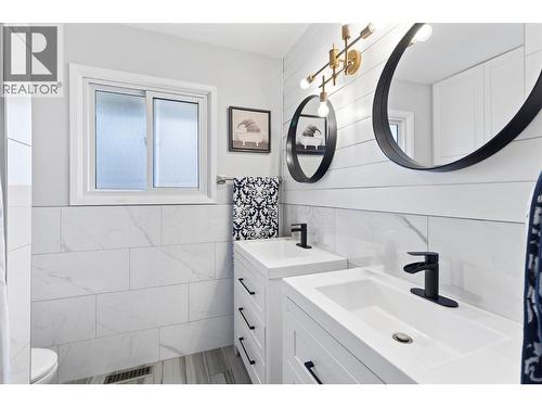 1886 Valleyview Drive, Kamloops, BC - Indoor Photo Showing Bathroom