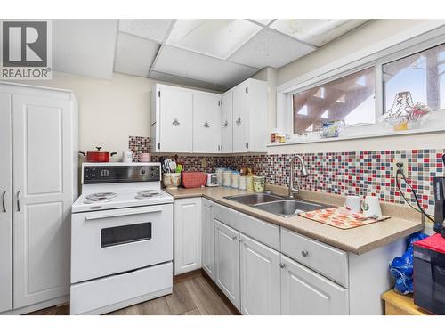 1886 Valleyview Drive, Kamloops, BC - Indoor Photo Showing Kitchen With Double Sink