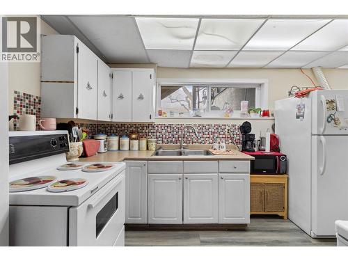 1886 Valleyview Drive, Kamloops, BC - Indoor Photo Showing Kitchen With Double Sink