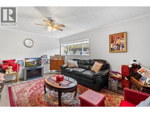 1886 Valleyview Drive, Kamloops, BC - Indoor Photo Showing Living Room