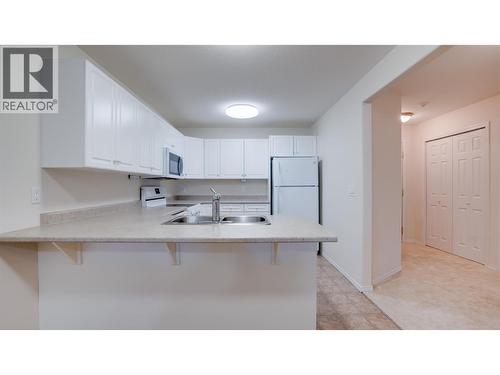555 Houghton Road Unit# 115, Kelowna, BC - Indoor Photo Showing Kitchen With Double Sink