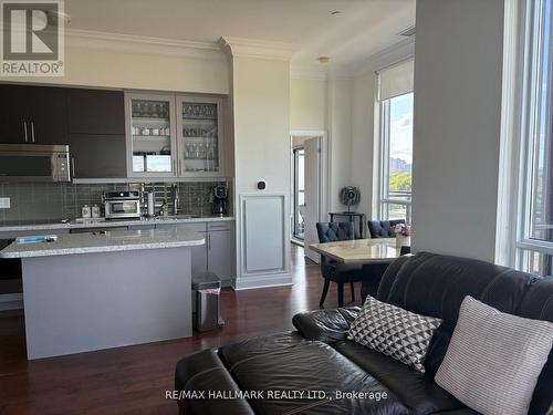 Ph704 - 399 Spring Garden Avenue, Toronto, ON - Indoor Photo Showing Kitchen