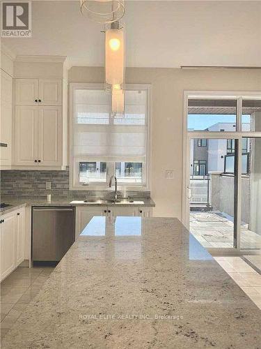 605 Marc Santi Boulevard, Vaughan, ON - Indoor Photo Showing Kitchen With Double Sink With Upgraded Kitchen