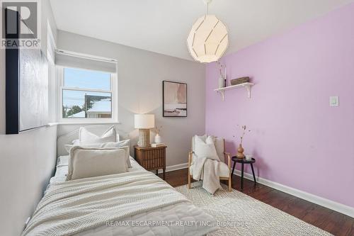 15 Mulock Avenue, Hamilton, ON - Indoor Photo Showing Bedroom