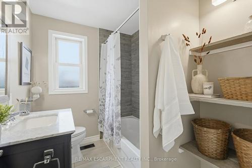 15 Mulock Avenue, Hamilton, ON - Indoor Photo Showing Bathroom