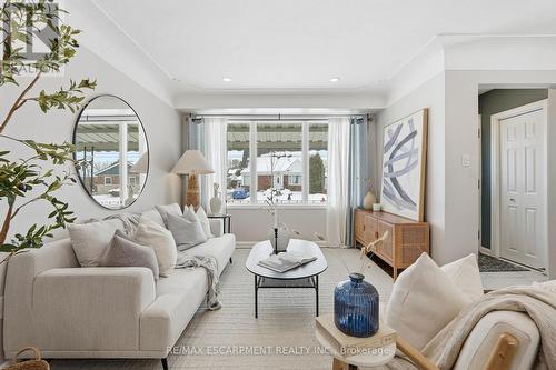 15 Mulock Avenue, Hamilton, ON - Indoor Photo Showing Living Room