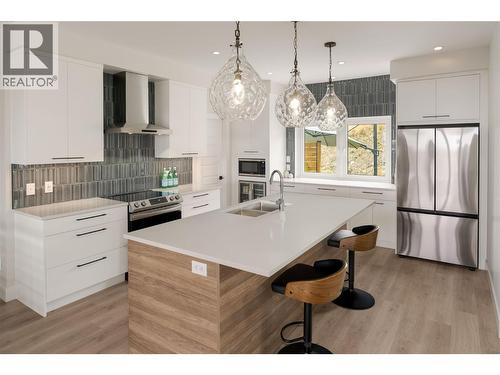 1131 Collinson Court, Kelowna, BC - Indoor Photo Showing Kitchen With Upgraded Kitchen