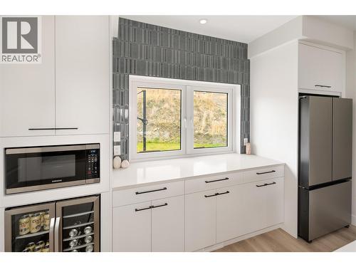 1131 Collinson Court, Kelowna, BC - Indoor Photo Showing Kitchen