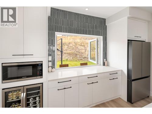 1131 Collinson Court, Kelowna, BC - Indoor Photo Showing Kitchen