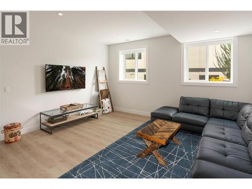 1131 Collinson Court, Kelowna, BC - Indoor Photo Showing Living Room